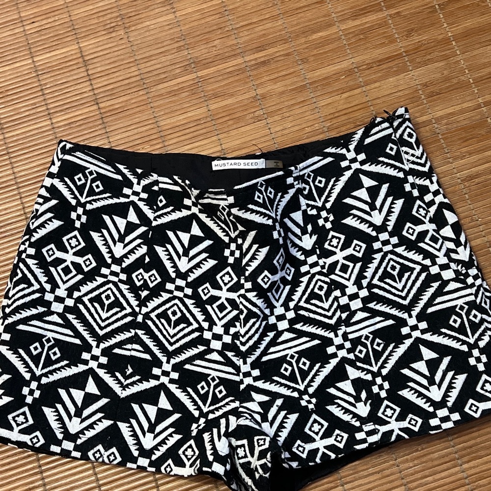 Tribal black and white print cotton L Mustard Seed shorts, side zipper